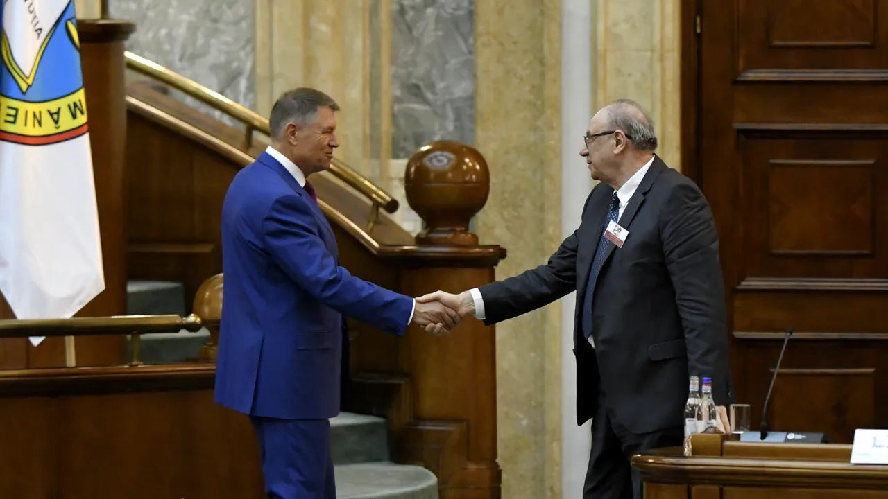 Preşedintele CCR şi alţi doi judecători, decoraţi de Klaus Iohannis