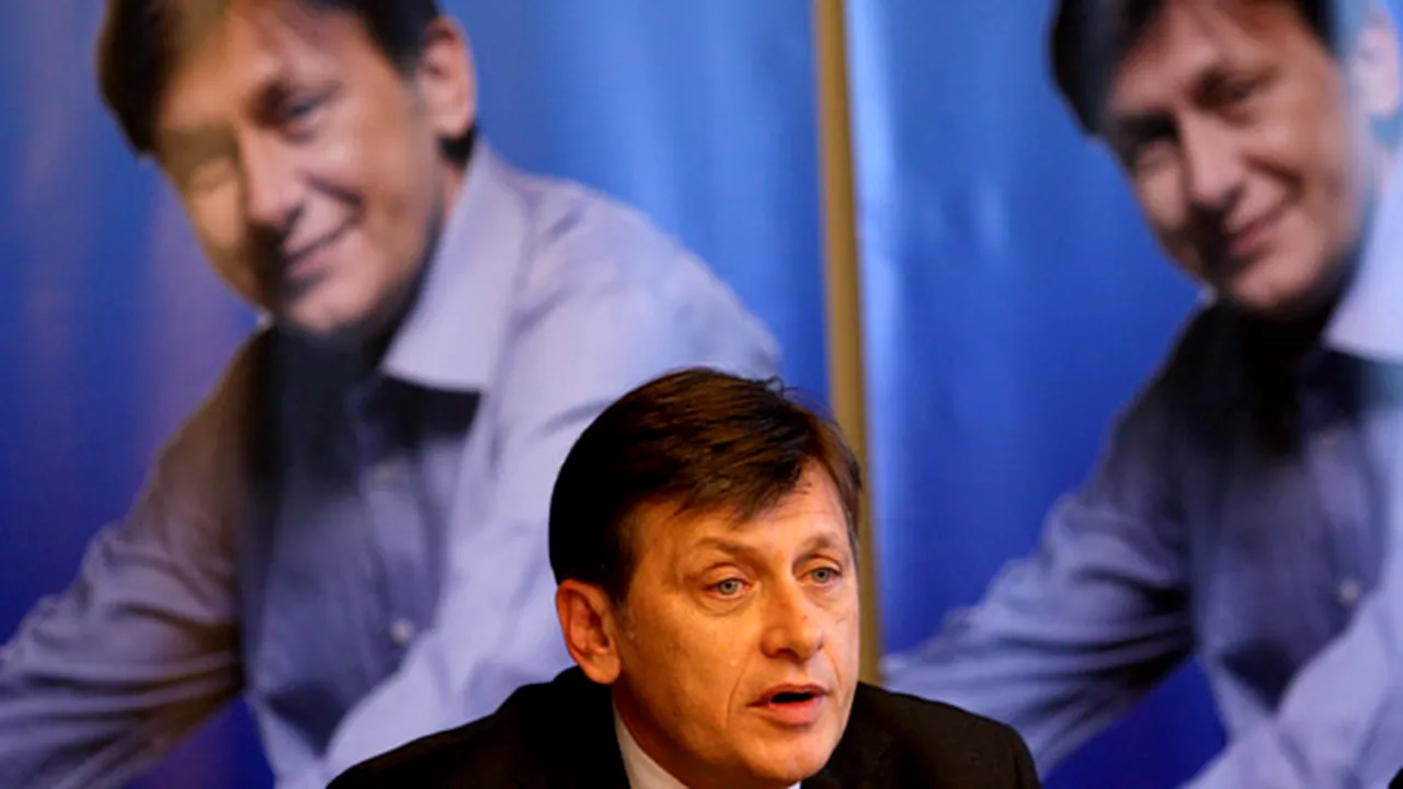 Antonescu le reproşează lui Băsescu şi Geoană 