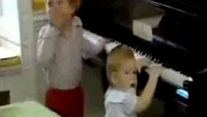 Imagini emoţionante cu prinţii William şi Harry, împreună cu părinţii lor. Uite cum cântau amândoi la pian - VIDEO