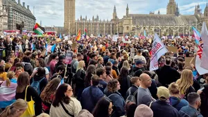 Londra. Protest de amploare față de decizia instanței privind definiția juridică a femeii