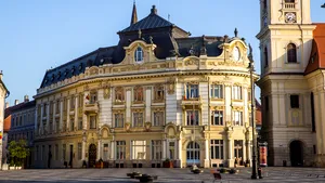 COVID-19 loveşte sfera politică. Primarul şi prefectul de Sibiu sunt izolaţi la domiciliu, după ce au fost diagnosticaţi pozitiv