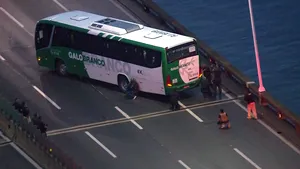 Panică la Rio de Janeiro: Mai multe persoane, luate ostatice într-un autobuz de un individ înarmat/ Autorul atacului a fost împuşcat mortal de poliţie | FOTO, VIDEO