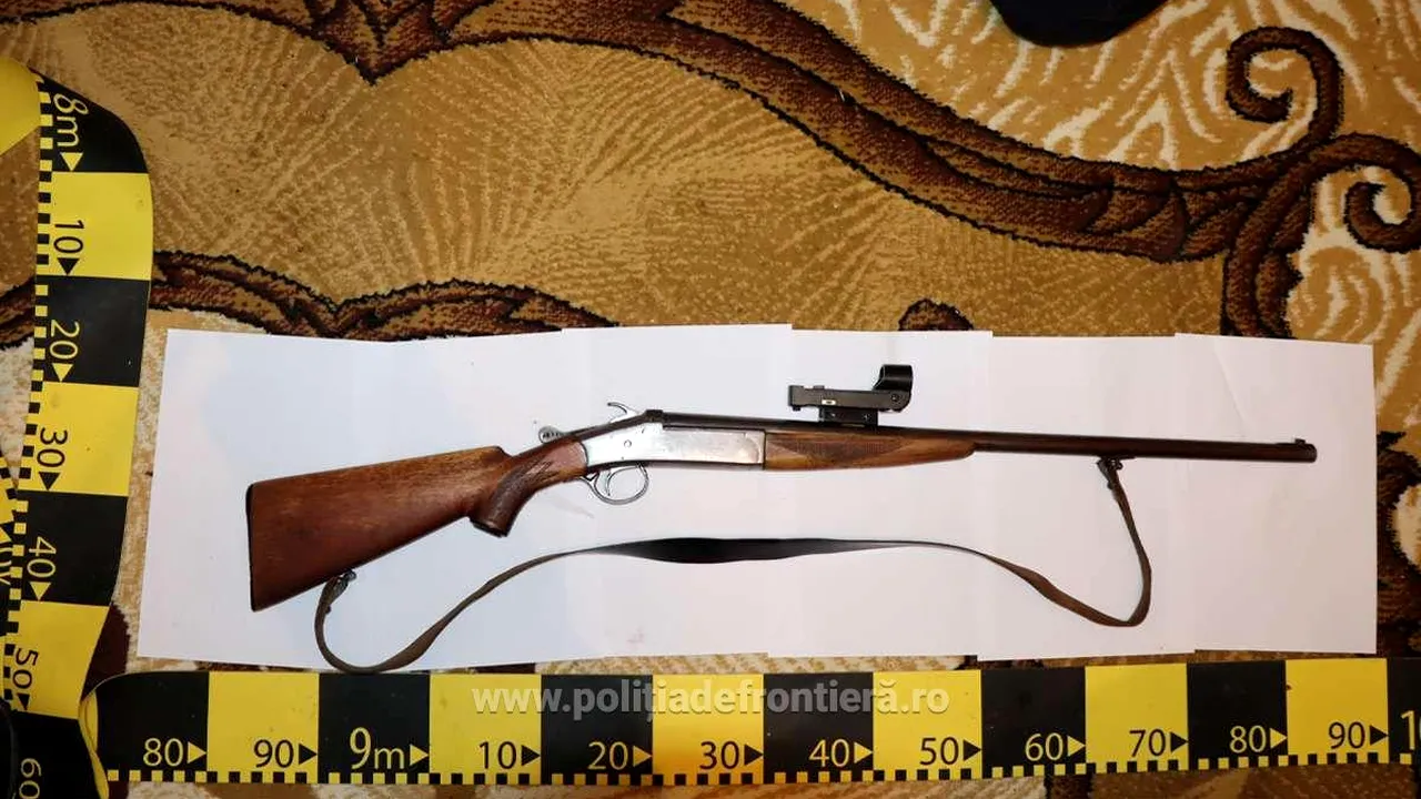 Arme şi muniţie, descoperite de poliţiştii de frontieră în urma unor percheziţii domiciliare