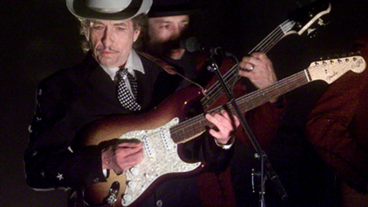 Bob Dylan ar putea pierde 900.000 de dolari pentru Nobel. Lipsa de reacţie a muzicianului considerată 