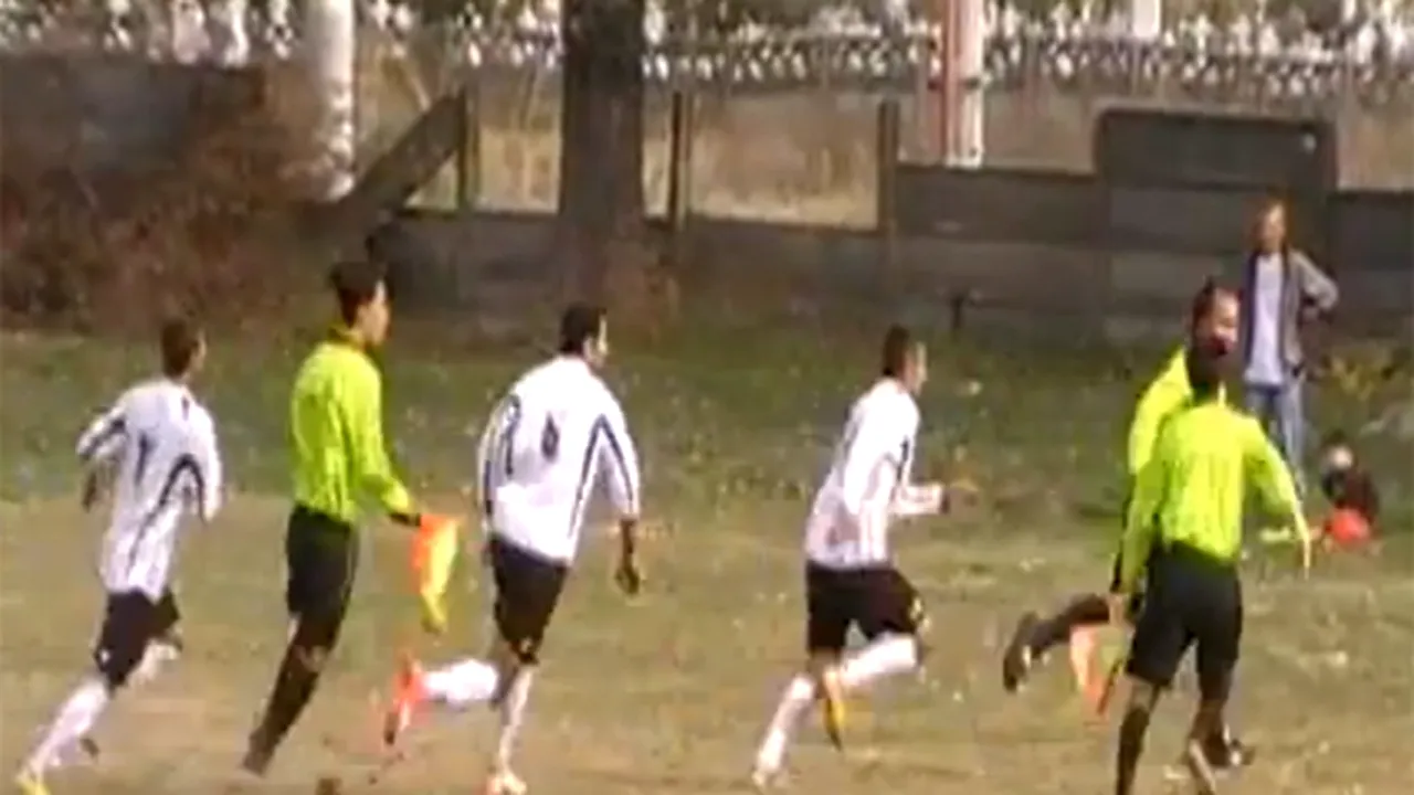 Un arbitru a fost fugărit şi bătut pe teren la un meci din liga a V-a - VIDEO