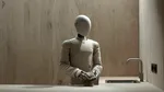 O companie a prezentat un robot umanoid care spală vase. Ulterior s-a aflat că era un om mascat