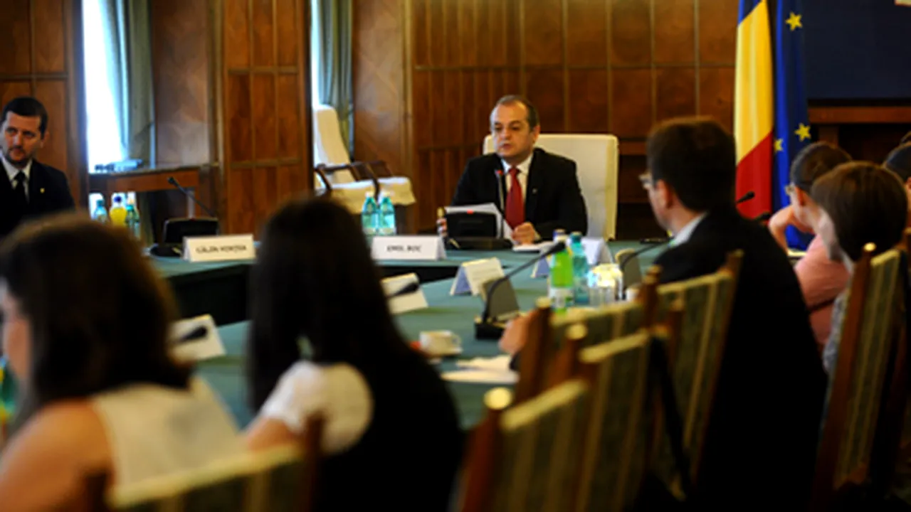 Boc a convocat mai mulţi miniştri la Guvern