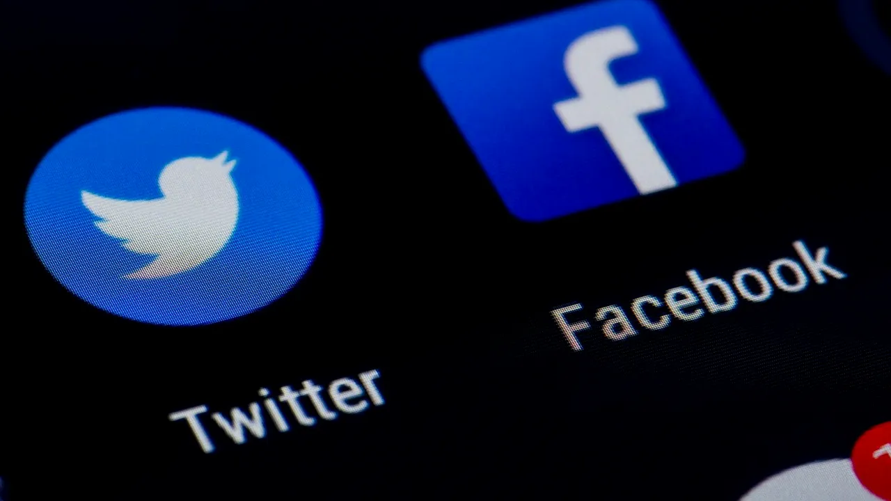 Twitter a etichetat postarea în care Trump spune „încearcă să FURE alegerile” drept conţinut potenţial înşelător. Reacţia Facebook la aceaşi postare