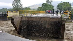 Dobre: Peste 12.800 de persoane evacuate, situaţia rămâne critică pe Siret şi Prut (Galerie foto)