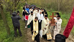 FOTO Peste 2.000 de pelerini au mers la Mănăstirea Dervent pentru slujba de Izvorul Tămăduirii