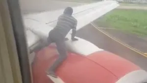 Momentul în care un bărbat se căţără pe aripa unui avion în timpul decolării. Cum au reacţionat pasagerii | VIDEO