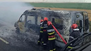 Microbuz cu 20 de persoane, cuprins de flăcări pe DN 22, în județul Tulcea
