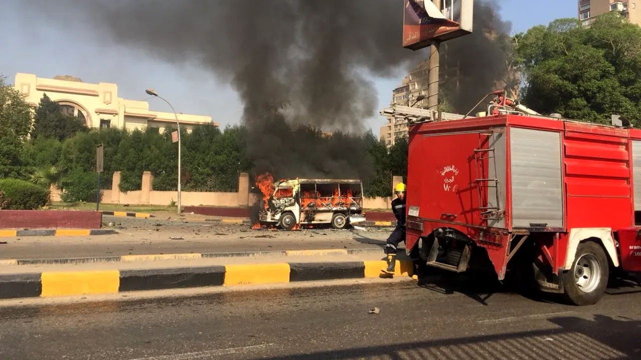 O maşină a explodat la Cairo, 13 persoane fiind rănite