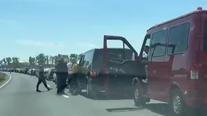 VIDEO Revoltă la Vama Nădlac: Sute de oameni au protestat pentru că aşteaptă ore în şir să treacă graniţa