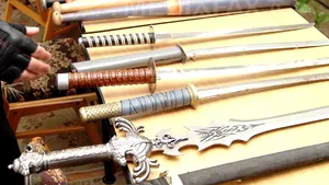 Săbii, cuţite, o armă de foc şi peste 150 kg de pirotehnice, ridicate de poliţie din judeţul Prahova