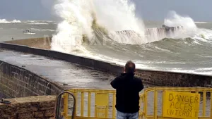 Alertă de furtună în vestul Franţei şi în regiunea pariziană