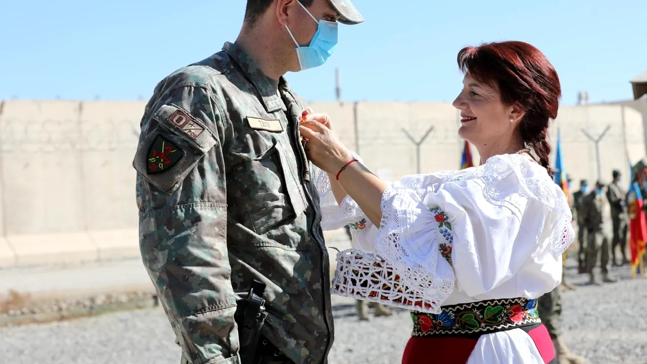 Ziua Naţională în Kandahar. S-au îmbrăcat în costume populare româneşti