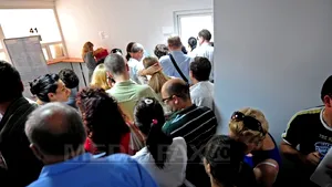 ÎNGHESUIALĂ pentru înregistrarea maşinilor fără plata taxei de primă înmatriculare. Sute de oameni, la rând la Serviciile de Înmatriculări