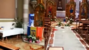 Sfeşnice aruncate, bănci rupte şi sânge peste tot. Doi români au fost arestaţi după ce au devastat o biserică din Italia în noaptea de Înviere- VIDEO
