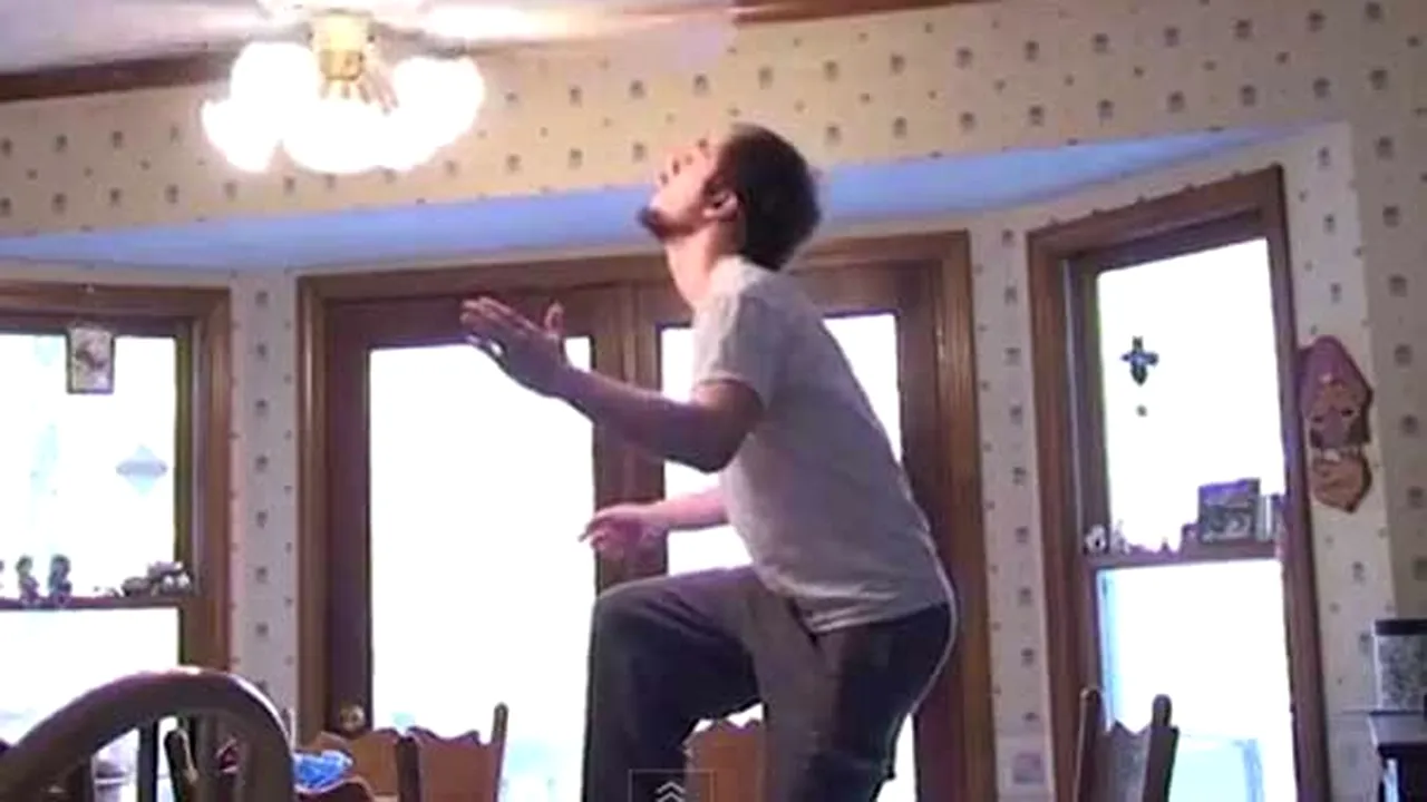Cel mai prost cascador din lume? De ce a eşuat cascadoria cu o roşie, un fir de aţă şi un ventilator - VIDEO