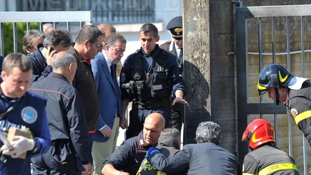 Anchetatorii italieni analizează o înregistrare care surprinde atentatul comis la Brindisi