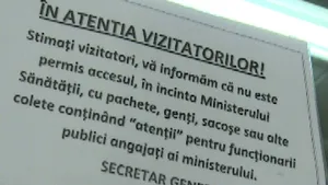 Un afiş la Ministerul Sănătăţii interzice 