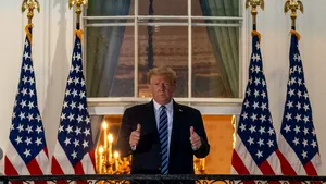 Donald Trump şi-a scos masca imediat ce a ajuns la Casa Albă, după trei nopţi petrecute în spital: ”Nu te teme de Covid”