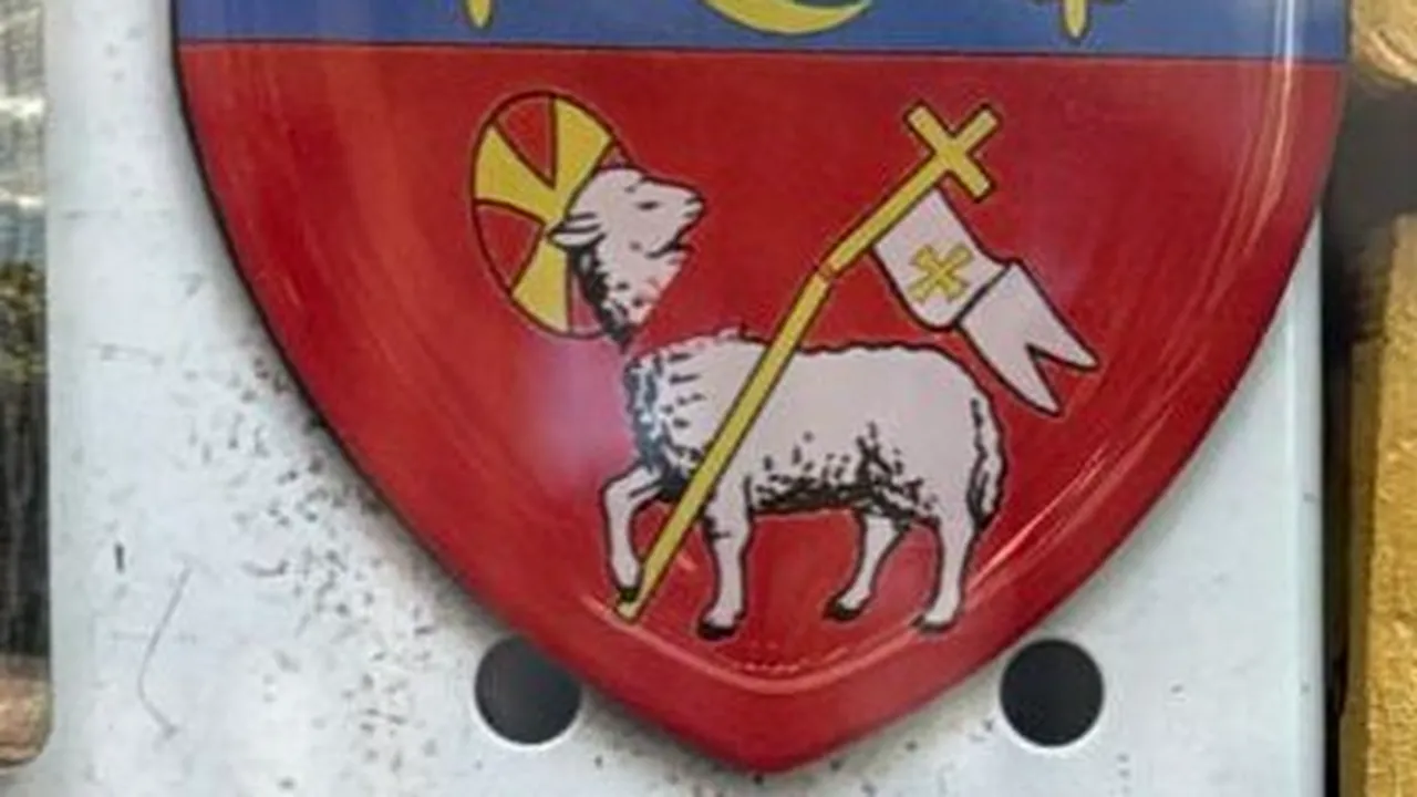 Franța: un blazon islamizat, cu un miel decapitat și o cruce ruptă, pus în vânzare ca suvenir