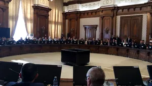 SCANDAL între putere şi opoziţie, pe holul Parlamentului, pe Legea administraţiei publice locale. Presadă, USR: Vreau să previn un jaf din patrimoniul comunităţilor locale