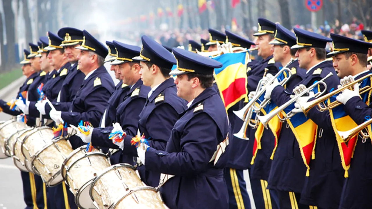 Bucureşti: 10.000 de oameni au asistat la parada militară de la Arcul Triumf - FOTO şi VIDEO