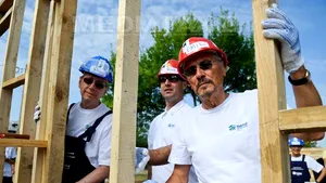 Ambasadori din nouă ţări au lucrat la construirea unei case pentru o familie defavorizată din Argeş - FOTO