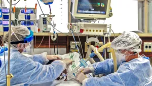 Mărturiile unui supravieţuitor COVID-19: Simptomele au apărut după internare