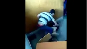 VIDEO Violenţă într-un liceu din Timiş. Un elev a fost bătut cu pumnii şi picioarele în clasă, de către colegi