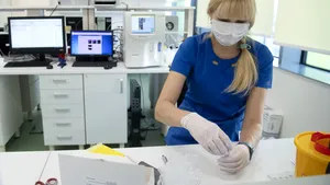 Simptome COVID-19 trecute până acum cu vederea. Ce spun dermatologii despre unele afecţiuni ale pielii