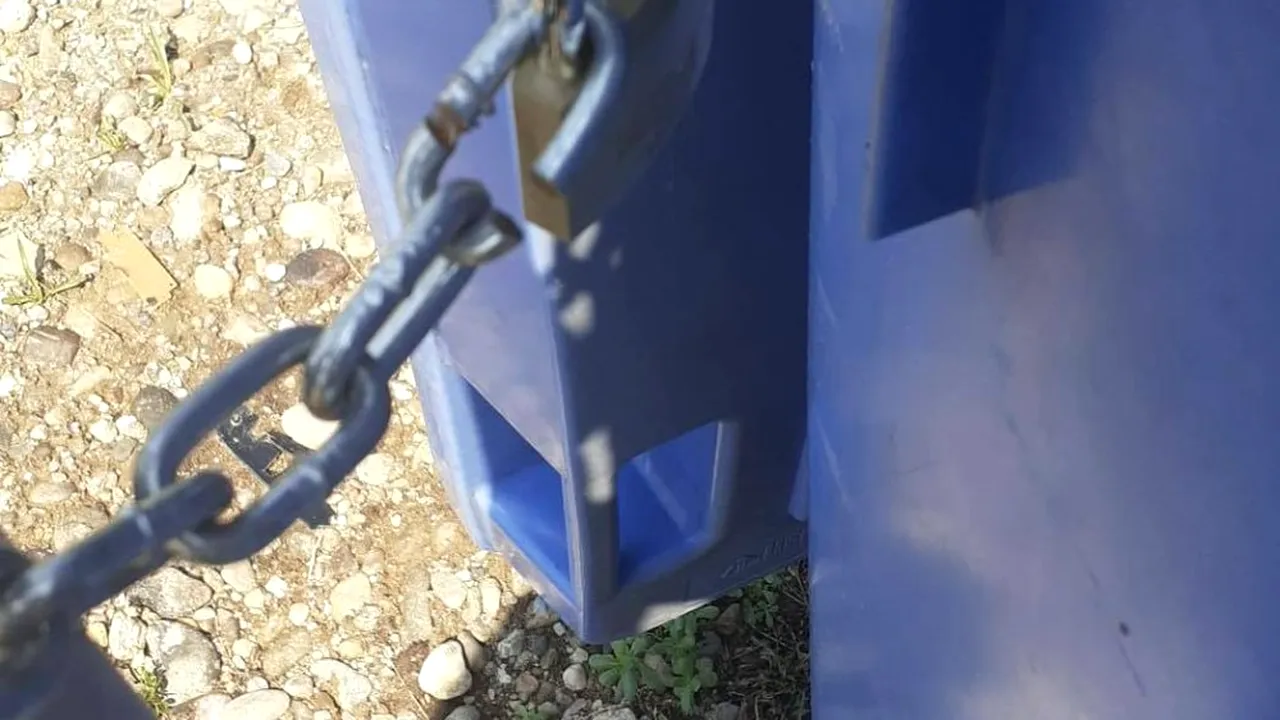 Tomberoane de gunoi furate de pe marginea drumului, în Arad. Drumarii le leagă acum cu lanţuri