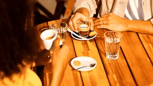 Cafeaua ta preferată se schimbă: UE elimină laptele și zahărul la plic în cafenele