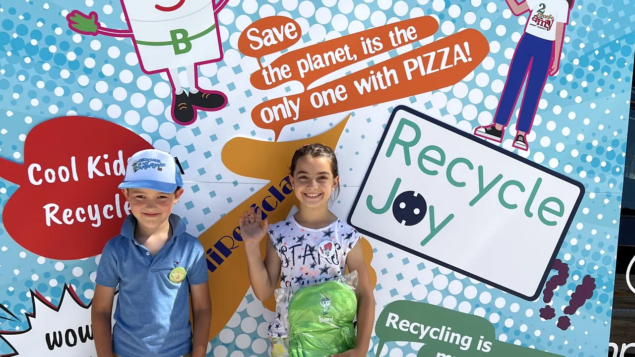 Românii scapă de electrocasnicele vechi, iar copiii lor se joacă de-a reciclarea