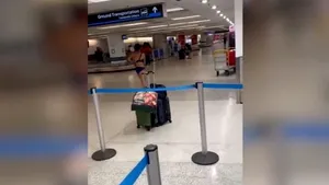 VIDEO. Un nou incident „Florida”: O femeie s-a dezbrăcat în zona de ridicare a bagajelor de pe un mare aeroport