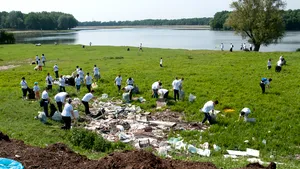 Un bărbat din Câmpulung a fost amendat cu 30.000 de lei pentru că ardea deşeuri în spatele curţii