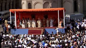 Sute de credincioşi au venit la Patriarhie de ziua Sfinţilor Constantin şi Elena