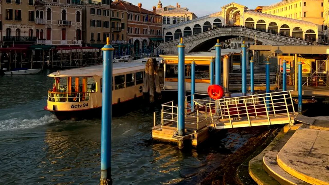 O familie de turiști a transformat un celebru ponton din Veneția în terasă pentru micul dejun
