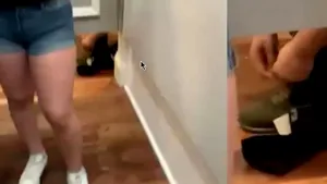Incident revoltător în mall. Un bărbat a strecurat telefonul pe sub uşa cabinei de probă si a filmat-o în timp ce se dezbrăca / Reacţia neaşteptată a tinerei