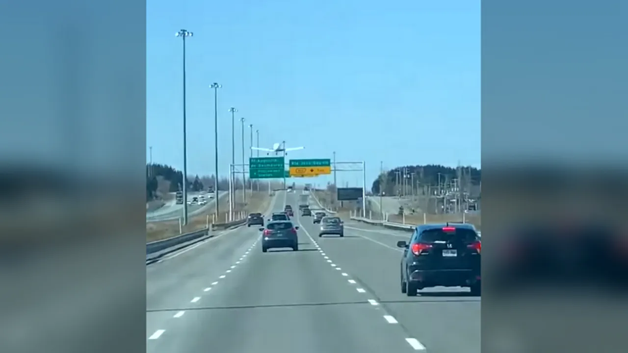 Incident incredibil. Momentul în care un avion aterizează printre maşini, pe o autostradă din Canada