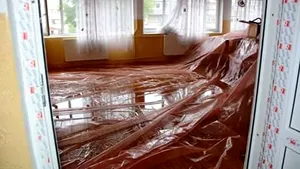 Prin acoperişul Şcolii pentru copii cu nevoi speciale din Costeşti curge apă, în urma unor lucrări -  GALERIE FOTO