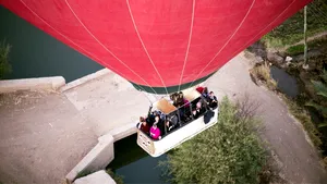 Un balon cu aer cald, la bordul căruia se aflau mai mulţi turişti, s-a prăbuşit în Egipt. În 2013 a avut loc un incident asemănător