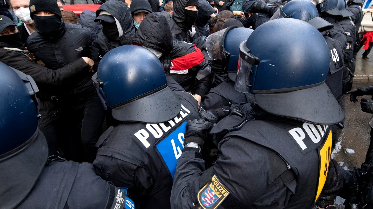 Noi proteste masive faţă de restricţii şi faţă de vaccinare, în zeci de oraşe din Germania