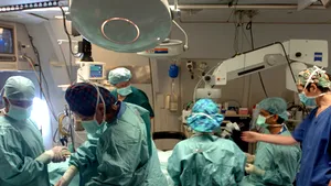 Iaşi: un bărbat cu o tumoră rară şi-a recăpătat vederea după o operaţie de câteva ore