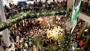 VIDEO. Momentul în care peste 100 de oameni sunt zdrobiţi de mulţime în timpul cumpărăturilor de Crăciun