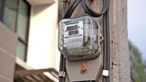 Război total pe piaţa energiei. Producătorii îi acuză pe furnizori că stau „la ciupeală“, iar furnizorii spun că nu există energie în piaţă