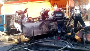 Incendiu cu pericol de explozie într-o piaţă din Arad, unde a ars o rulotă - FOTO